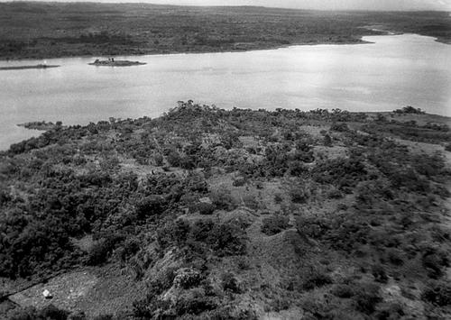 Península de Tayasal y lago Petén Itzá. (Foto: Artstor library catalog Harvard. Retoque fotográfico: Rony Rodríguez)