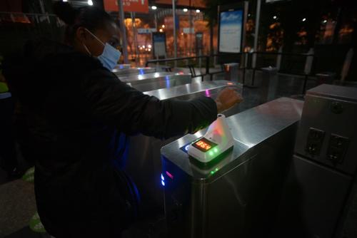 Antes de ingresar a la estación del Transmetro, las personas deben medir su temperatura. (Foto: Wilder López/Soy502)