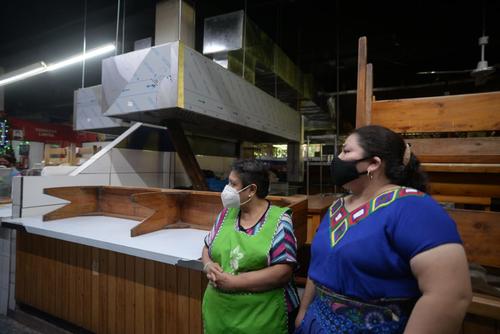 Dos encargadas de uno de los comedores esperan recibir el visto bueno para iniciar operaciones y servir los platillos tradicionales del Mercado Central. (Foto: Wilder López/Soy502)