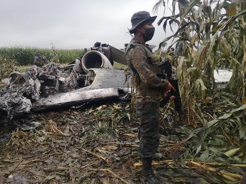 Cuando los militares llegaron la encontraron totalmente destruida y en llamas. (Foto: Ejército de Guatemala)