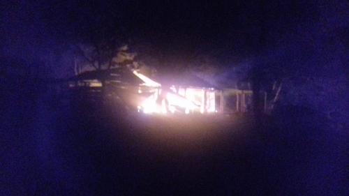 Una vivienda se incendia en la comunidad Cubilguitz, Cobán, Alta Verapaz. (Foto: Twitter Waqib´Kej) 