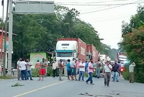 Un grupo de taxistas y autobuseros exigen que les permitan trabajar. Paralizaron la ruta que conduce a Entre Ríos, en Puerto Barrios, Izabal. (Foto: Cortesía)