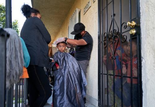 Marlon corta el pelo a domicilio en uno de los barrios centrales de Los Ángeles. (Foto: Elijah Hurwitz/High Country News)