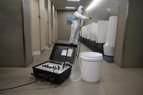 Expertos afirman la importancia de la limpieza en estos lugares para evitar la propagación del virus. (Foto: AFP) 
