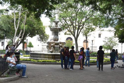Algunas personas pasearon por el Parque Central de Antigua. (Foto: Fredy Hernández/Soy502)