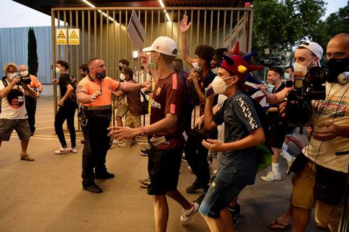 Los aficionados ingresaron a la fuerza a la sede del club para manifestar su descontento. (Foto: AFP)