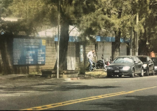 Luis Fernando Pérez es captado afuera del hospital Ciudad Nueva en zona 2. (Foto: MP) 