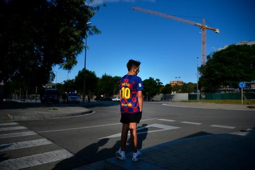 El muchacho deambuló por el ingreso de los autos a la espera de ver a Messi. (Foto: Pau Barrena/AFP)