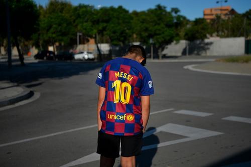El muchacho no pudo contener su tristeza por la ausencia del 10 que nunca apareció en las instalaciones del club. (Foto: Pau Barrena/AFP)