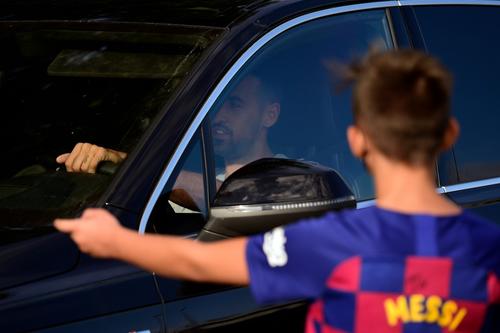 El niño saluda a Sergio Busquets a su arribo al club catalán. (Foto: Pau Barrena/AFP)