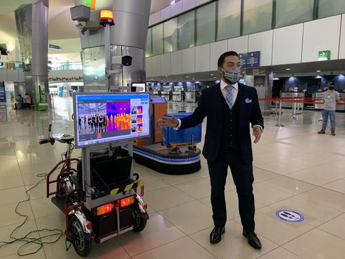 Francis Argueta explica el método de toma de temperatura. (Foto: Twitter DGAC) 