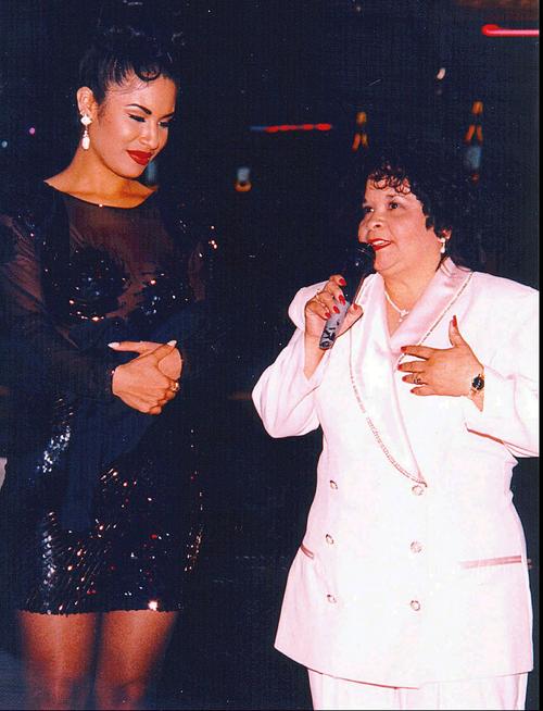 Selena junto a Yolanda Saldivar. (Foto: Oficial)