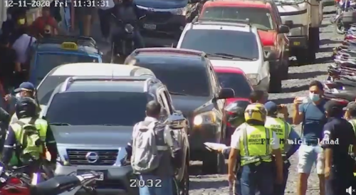 El conductor se baja del vehículo y confronta a los agentes. (Foto: Cpatura de pantalla)