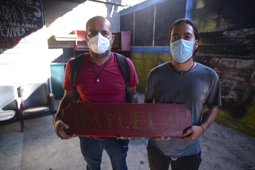 Byron y Emilio saben que un día volverán a colgar el letrero que identifica este lugar que se ha ganado el corazón de muchos guatemaltecos. (Foto: Wilder López/Soy502)