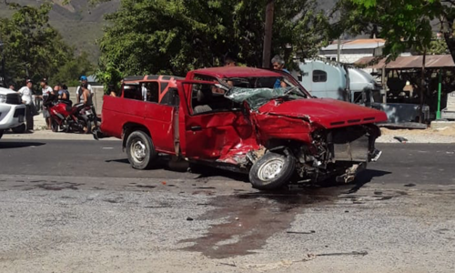 Dos vehículos chocaron en el kilómetro 136 a inmediaciones de Río Hondo, Zacapa. (Foto: Bomberos Municipales Departamentales)
