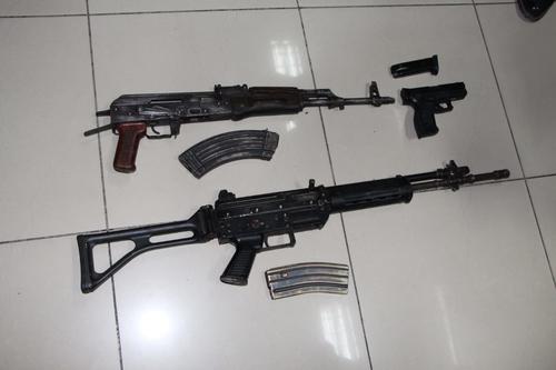A los atacantes se les incautaron dos fusiles de asalto, un AK-47 y un galil, dos tolvas y 35 municiones para fusil; una pistola Zigama calibre 9 milímetros, una tolva y 11 municiones. (Foto: PNC)