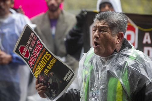 Este lunes decenas de mexicanos protestaron contra el plan de enviarlos a Guatemala si piden asilo. (Foto: The San Diego Union-Tribune)