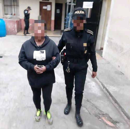 Mónica Lizeth Álvarez Cotzajay, de 42, es la suegra del hombre capturado por el asalto a un comercio en San Bartolomé Milpas Altas. (Foto: PNC)