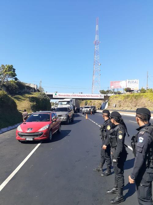 El paso de vehículos se ha desviado por la antigua carretera a Escuintla. (Foto: PDH)