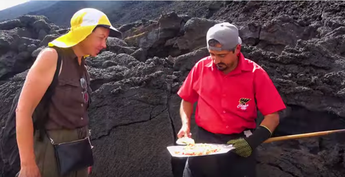 El guatemalteco usa hornos naturales del Volcán Pacaya para sus pizzas. (Foto: Instagram) 