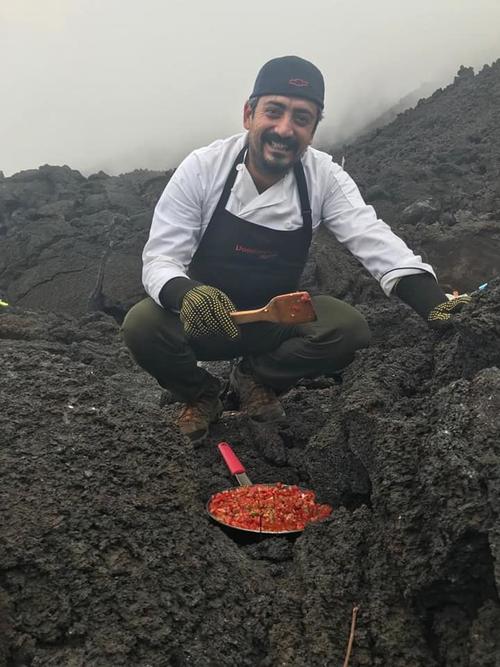 El guatemalteco decidió hacer Pizzas con el vapor el volcán. (Foto: Mario David García)