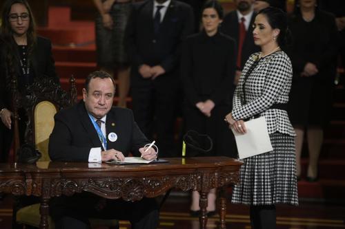 Al finalizar el discurso, el presidente Alejandro Giammattei firmó un Convenio Interinstitucional contra la corrupción en el Palacio Nacional de la Cultura. (Foto: Wilder López/Soy502)