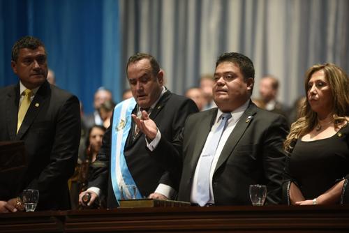 El mandatario Alejandro Giammattei, acompañado del vicepresidente Guillermo Castillo y del presidente del Congreso, Allan Rodríguez, en el Palacio Nacional de la Cultura. (Foto: Wilder López/Soy502)