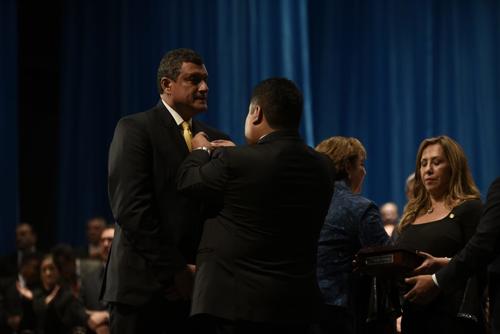 Guillermo Castillo recibe las insignias que lo acreditan como vicepresidente de Guatemala. (Foto: Wilder López/Soy502)