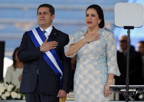 Juan Orlando Hernández y su esposa el día dela toma de posesión. (Foto: ElMundo.es) 