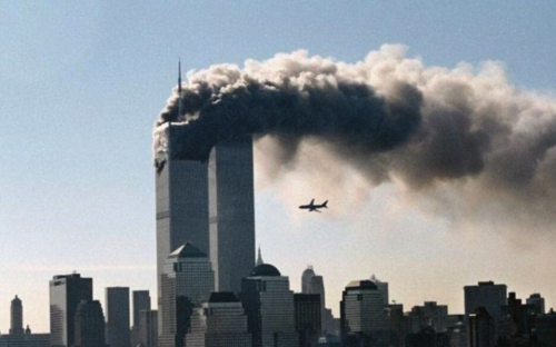 El momento en que el segundo avión se dirige hacia su objetivo aquel fatídico 11 de septiembre de 2001. (Foto: Cedoc) 