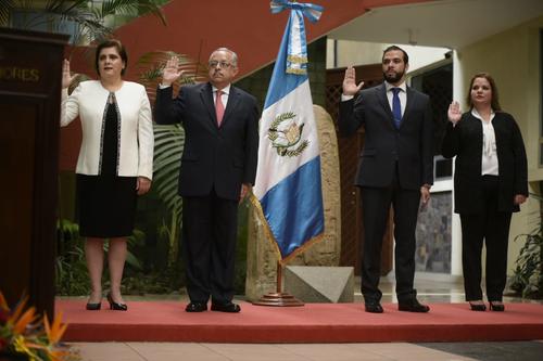 Las nuevas autoridades del Ministerio de Relaciones Exteriores fueron juramentadas este lunes 20 de enero. (Foto: Wilder López/Soy502)