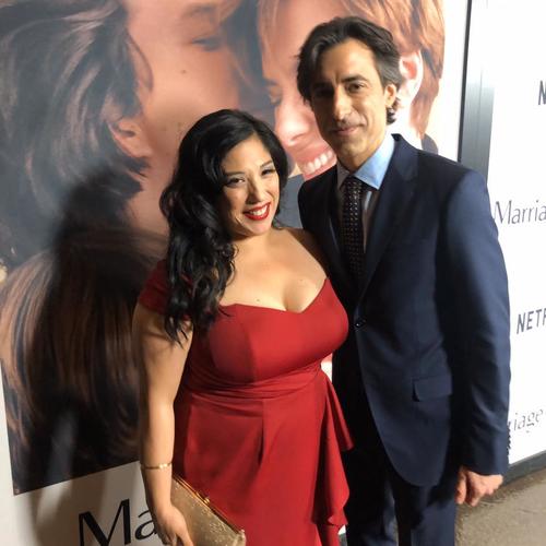 Connie Marie Flores posa en la fotografía junto a Noah Baumbach, director de la película "Marriage Story". (Foto: Facebook/Connie Marie)