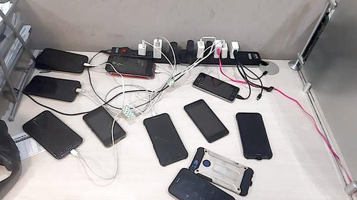 Varios celulares fueron incautados en los allanamientos. (Foto: MP)