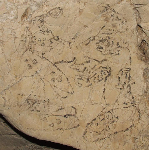 Representación de los personajes principales del Popol Vuh, Hunahpu y Xbalanque en la Cueva de Naj Tunich. (Foto: Phillipe Costa/Wikipedia)
