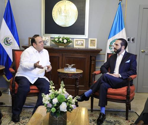 Antes de la firma del acuerdo, los presidente de Guatemala, Alejandro Giammattei, y de El Salvador, Nayib Bukeles, sostuvieron una reunión privada. (Foto: Gobierno de El Salvador)