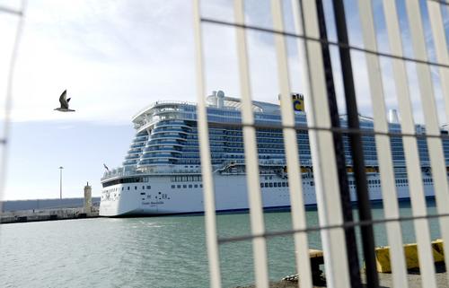 Una mujer podría estar contagiada con el coronavirus y esto obligó a las autoridades a poner en cuarentena el lujoso crucero. (Foto: AFP)