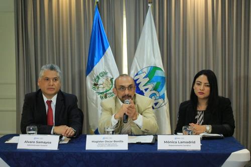 Álvaro Samayoa, administrador general, Óscar Bonilla, ministro de Agricultura y Mónica Lamadrid del departamento jurídico ofrecieron una conferencia de prensa. (Foto: MAGA) 