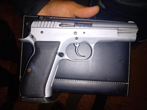 A los presuntos pandilleros se les incautó un arma sin licencia de portación. (Foto: PNC)