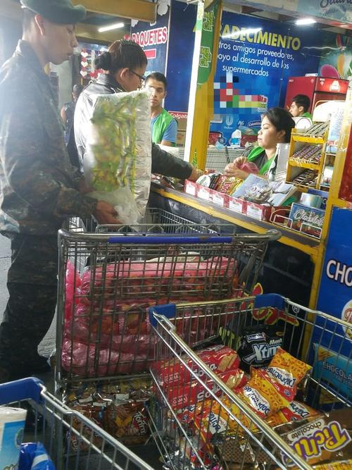 Galletas, snaks, bebidas, dulces y otros artículos fueron comprados por los soldados. (Foto: Jessica Gramajo/Soy502)