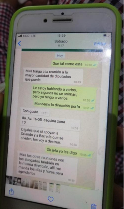 Los mensajes enviados por Sandra Torres se leen en el fondo blanco. (Foto: Canal Antigua) 