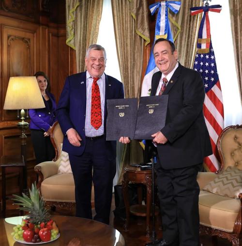 El presidente Giammattei y el subsecretario de Asuntos Hemisféricos de Estados Unidos. (Foto: Secretaría de Comunicación Social de la Presidencia) 