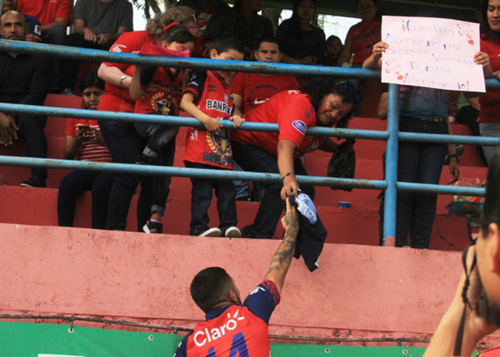 El jugador Rojo también cumplió su promesa. (Foto: Club Municipal)