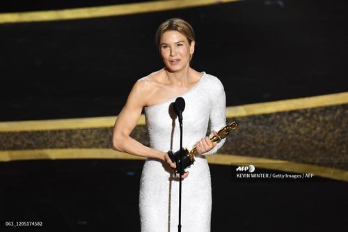 La actriz Renee Zellweger tuvo una gran noche. (Foto: AFP)