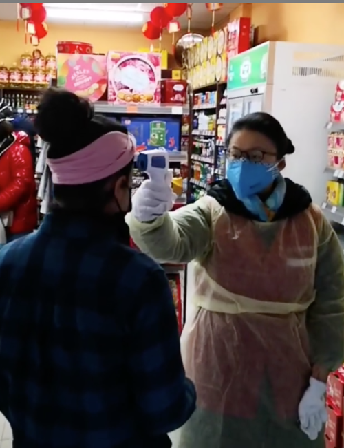 La guatemalteca antes de entrar al supermercado debe pasar el filtro sanitario. (Foto: Instagram Celia Esquivel)