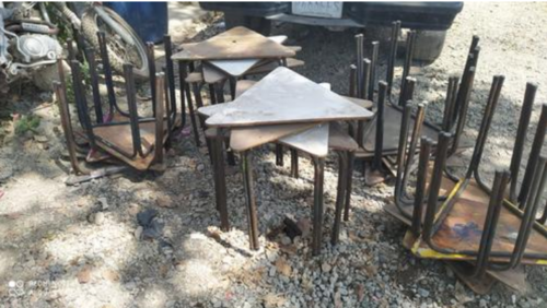 Estas mesas viejas les dejaron a los niños de preprimaria de San Antonio las Flores, Chinautla. 