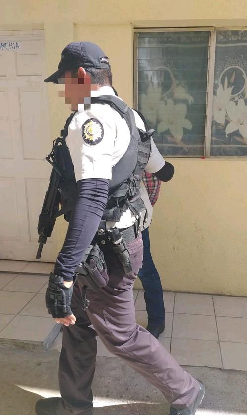 La PNC capturó a tres personas que amenazaban a vecinos de San Benito, Petén, para que paguen cuotas semanales. (Foto: PNC)