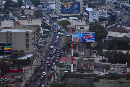 La incorporación de los conductores que van de Muxbal a la zona 10 se vuelve complicado en este punto en el que se debe esperar la señal del agente de tránsito. (Foto: Fredy Hernández/Soy502)