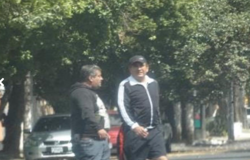 Gustavo Alejos captado sin vigilancia de Presidios y caminando como cualquier ciudadano y no paciente de hospital. (Foto: MP) 