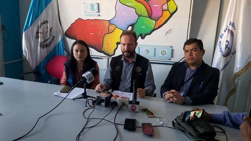 Las autoridades del Área de Salud de Quetzaltenango dieron conferencia de prensa durante la tarde de este martes para ampliar detalles sobre la familia aislada. (Foto: Stereo100)