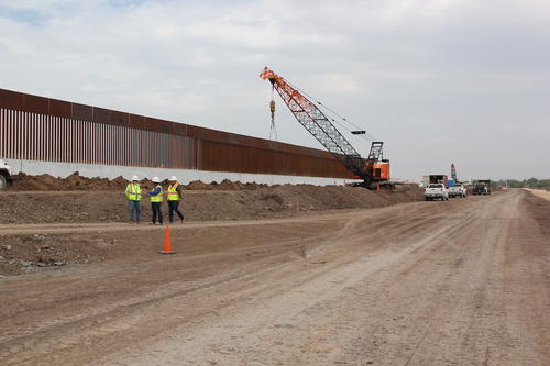 La construcción del llamado "Muro de Trump" avanza en la ciudad de Donna, Texas, con él se pretende evitar el ingreso de migrantes irregulares y de sustancias ilegales. (Foto: Jessica Gramajo/Soy502)